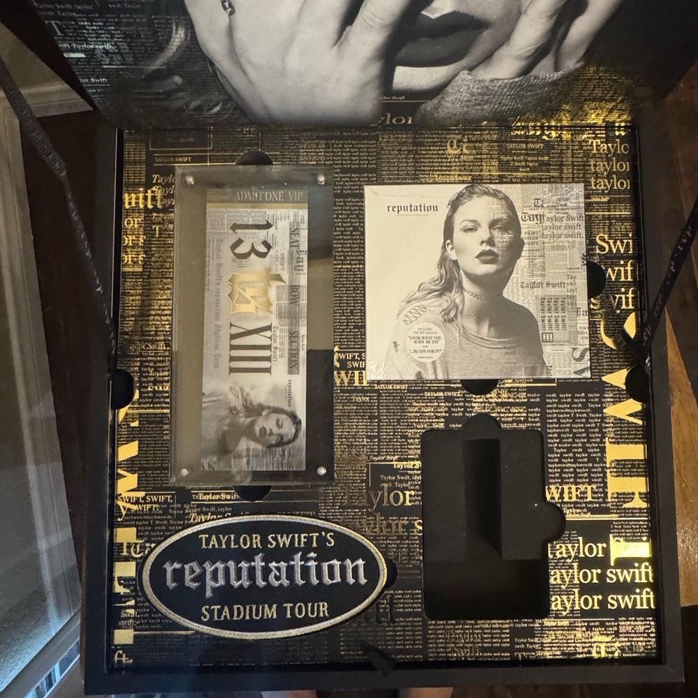 Taylor Swift Reputation Stadium VIP Box Set - Picture 7 of 14
